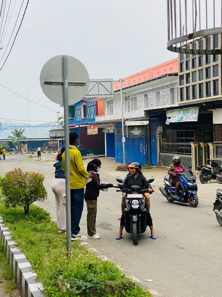 Antisipasi Debu dan asap di musimkemarau panjang, mahasiswa ITB bagikan 250 masker sert dorong kesiapsiagaan kebakaran di Kabupaten Teluk Bintuni pada Kamis (1/10/2026).